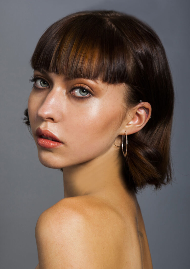 Foto make-up s&nbsp;modelkou v&nbsp;lehce oranžových tónech.