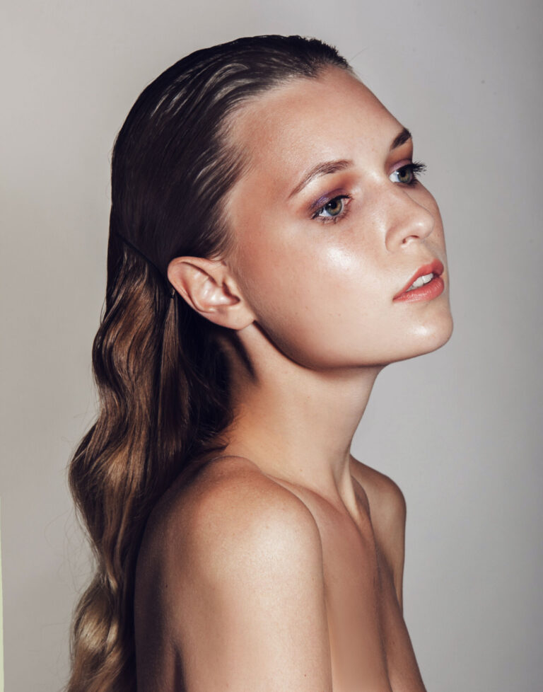 Foto make-up s&nbsp;jemnými fialovými očními stíny.