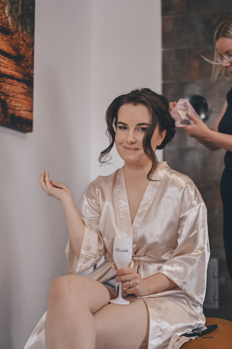 Příprava nevěsty ve&nbsp;svatební den. Dodělává se účes.