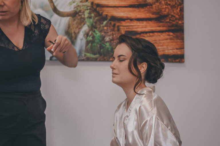 Příprava nevěsty ve&nbsp;svatební den. Dokončen účes, make-up zbývá dodělat rtěnku.