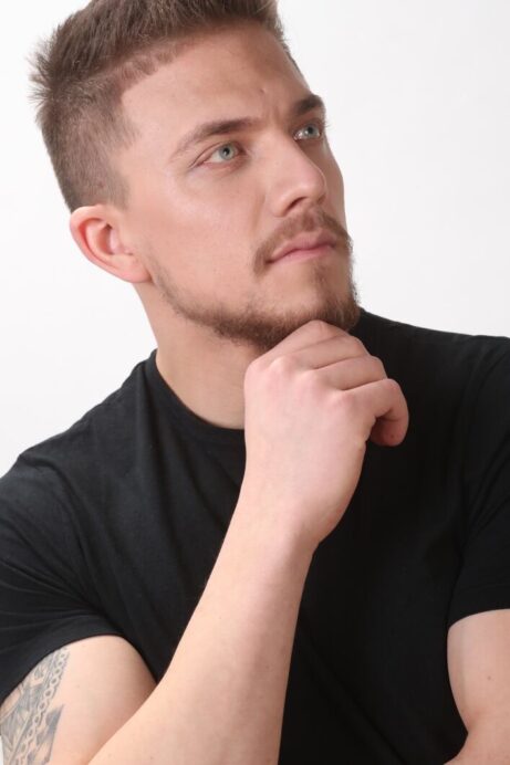 Portrét muže. Make-up u&nbsp;muže. Foto make-up v&nbsp;ateliéru.
