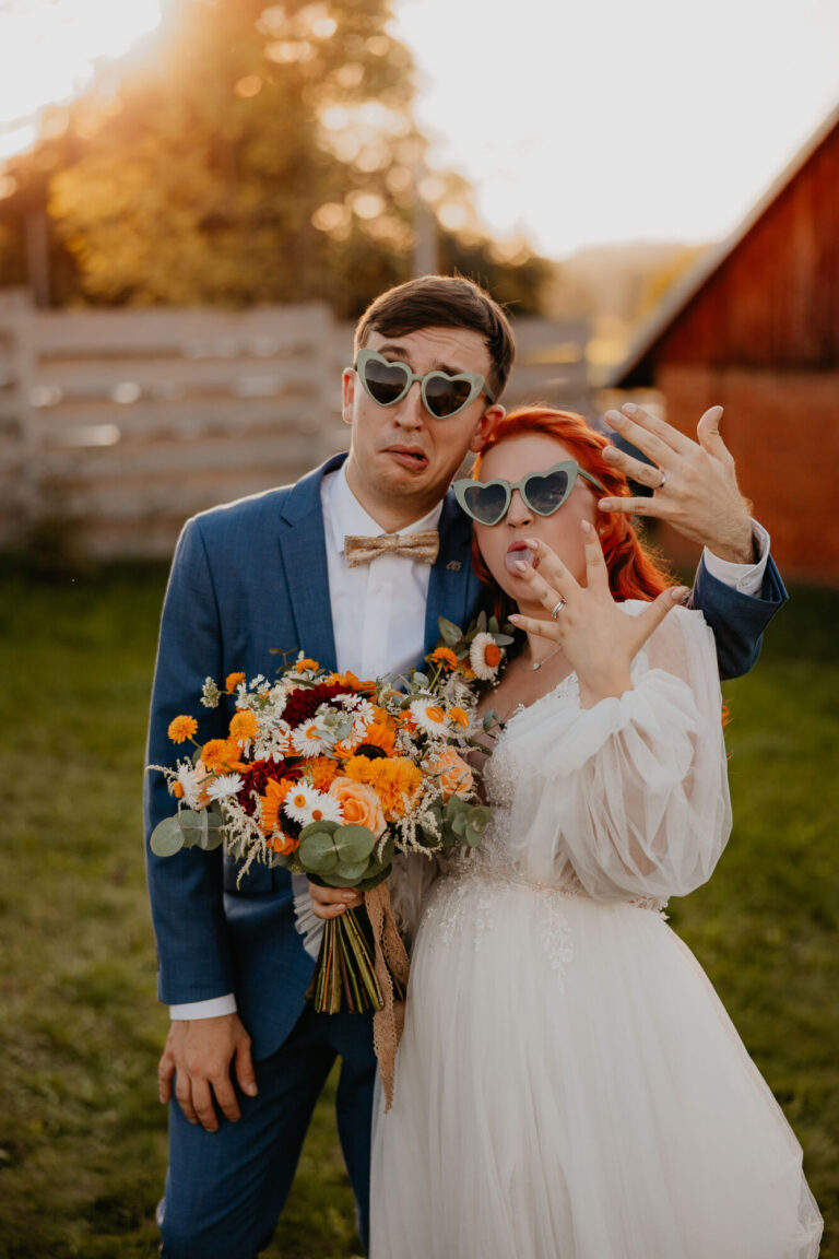 Bláznivé svatební foto s&nbsp;brýlemi ve&nbsp;tvaru srdce.